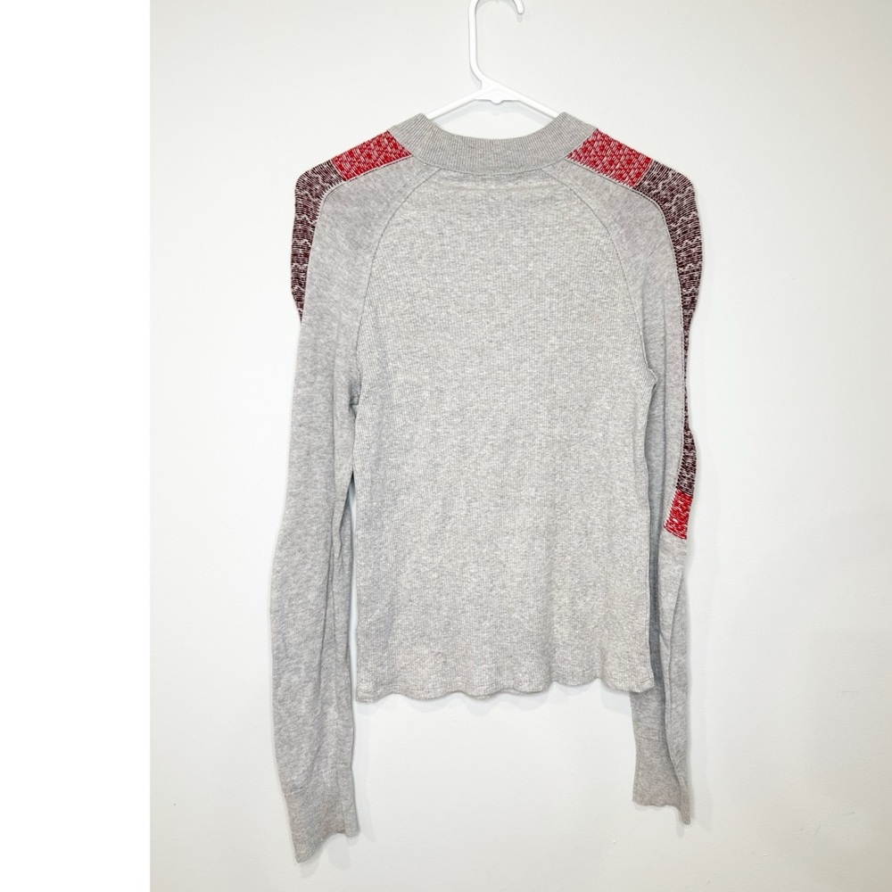 Women's Light Gray Knit Sweater with Patterned Sleeve Stripe - Picture 4 of 6